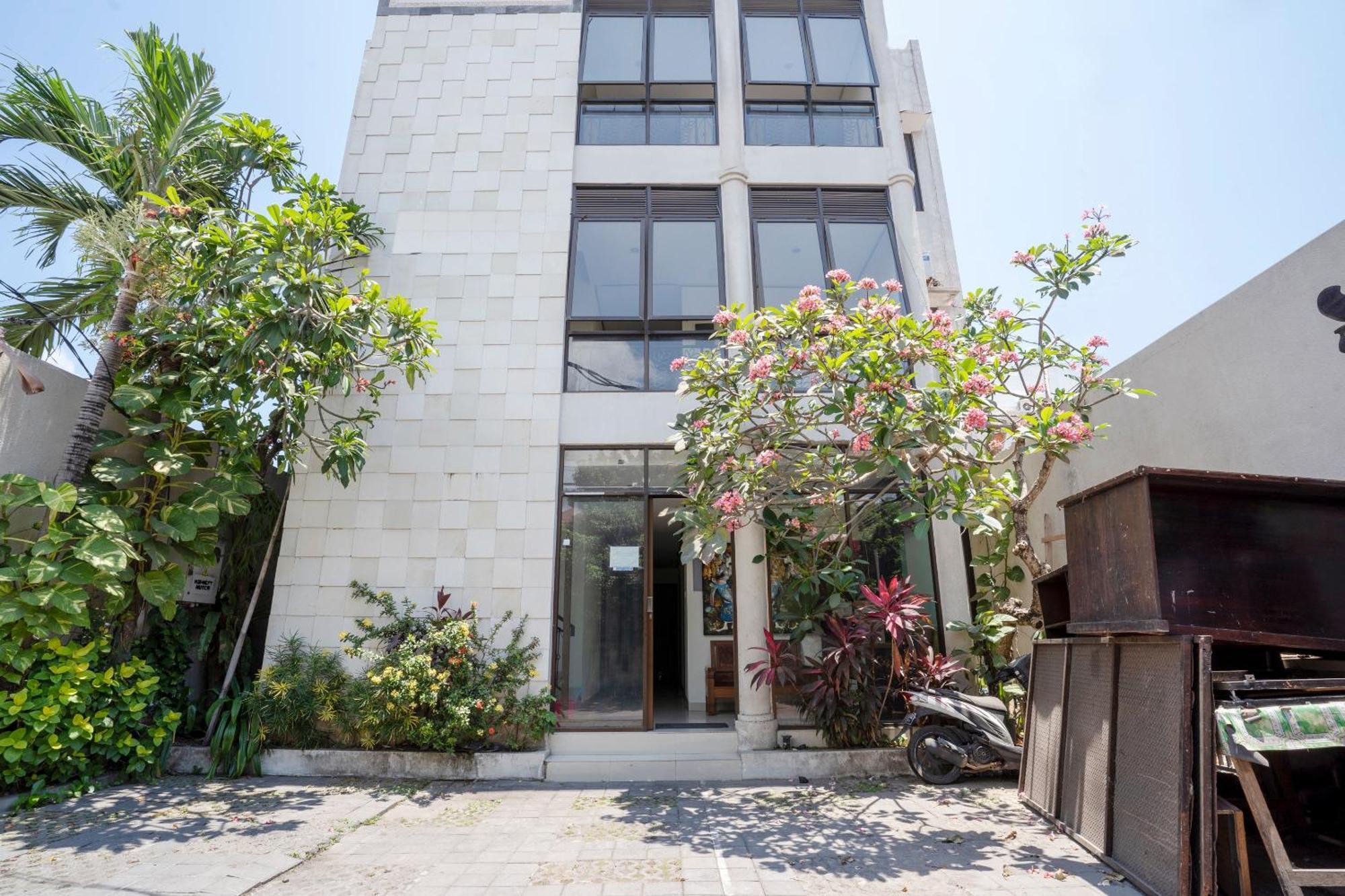 Oyo 482 Anika Hotel 2*